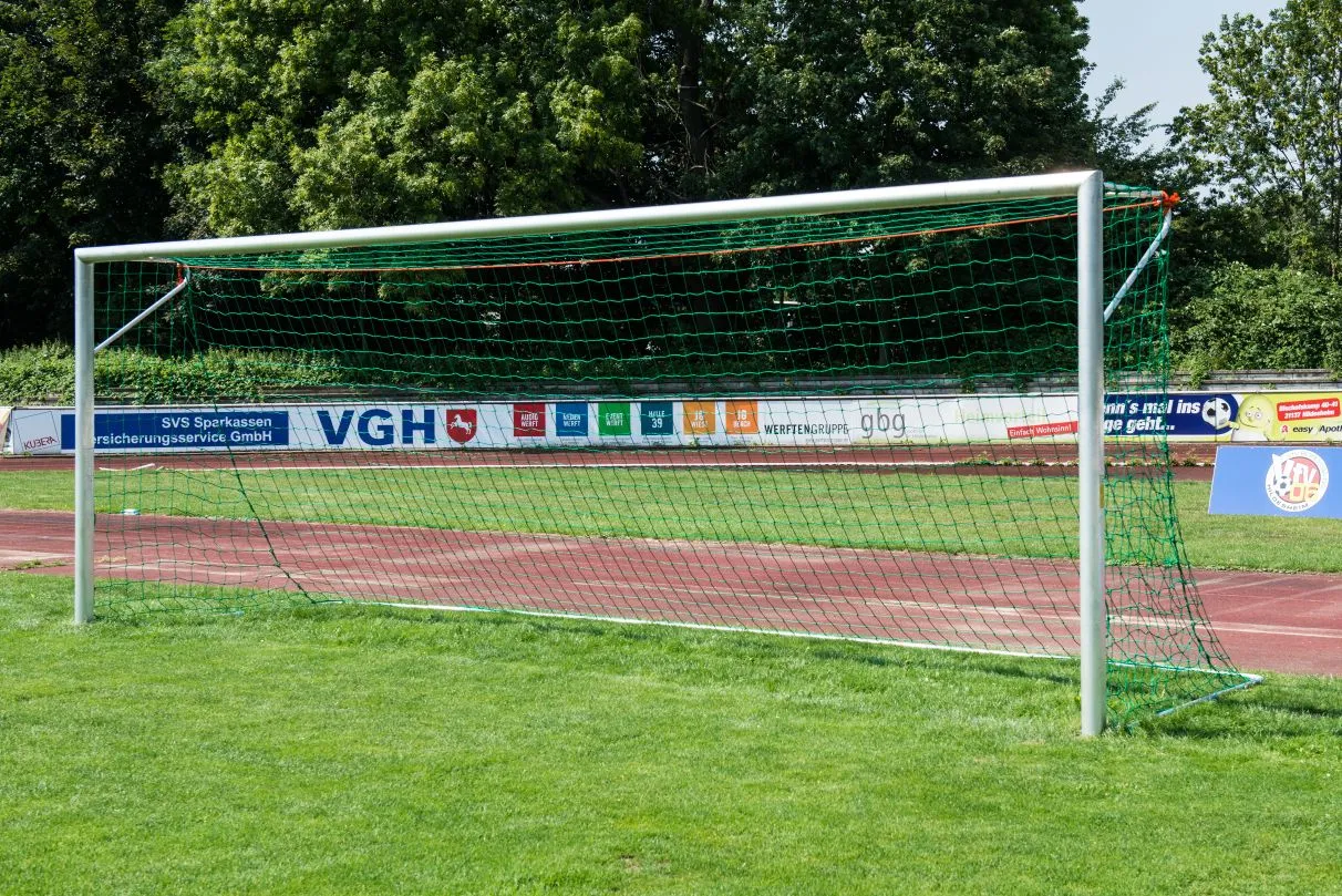 Fußballtor In Bodenhülsen, Eckverschweißt Und Kurze Netzhaltestrebe, Mit SimplyFix 1 Fußballtor In Bodenhülsen, Eckverschweißt Und Kurze Netzhaltestrebe, Mit SimplyFix